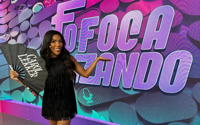 Carol Lekker, ex-participante de reality show, é surpreendida com convite ao vivo no programa “Fofocalizando”