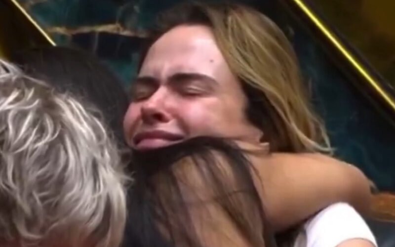 Abraço emocionado de Ana Paula e Jordana emociona espectadores durante ação de Páscoa