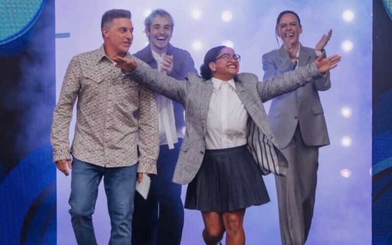 Tia Milena protagoniza momento polêmico no “Domingão” e ofende Alberto Cowboy ao vivo