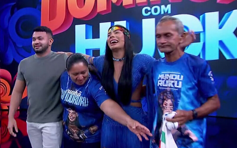 Marciele comove-se ao conhecer pais que realizaram seu primeiro voo no “Domingão