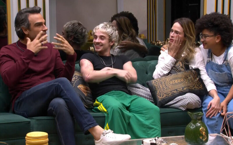 Tadeu Schmidt surpreende finalistas ao fazer visita inesperada na casa do BBB 26