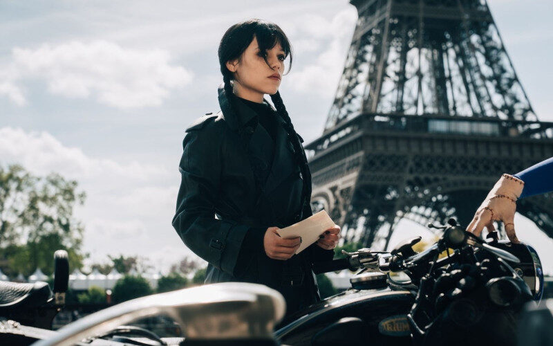 Wandinha faz sua estreia em Paris na prévia da terceira temporada