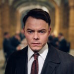 Netflix divulga imagem inédita da sequência de “Peaky Blinders” com ator de “Stranger Things