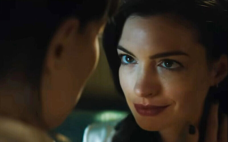 Anne Hathaway e Dakota Johnson trocam carinhos em teaser de “Verity